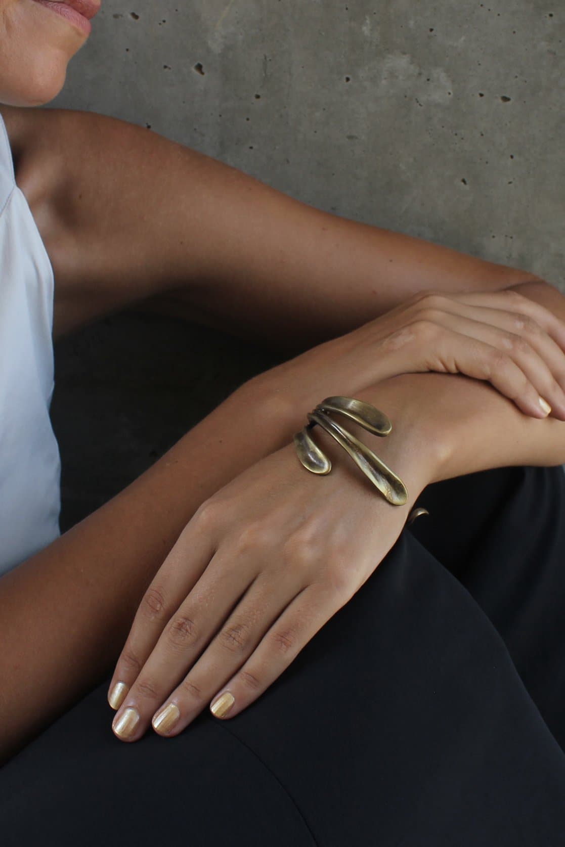 The statement Espresso 'Sirena Bangle' in beautiful antique bronze! Its the wear everywhere piece of Sculptural Jewelry to always remind you of those happy moments. FREE Shipping Worldwide.